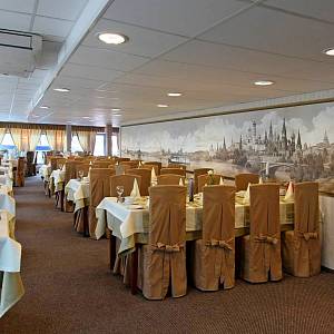 Ресторан на теплоходе «Пётр Чайковский»